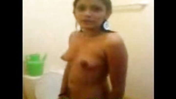 Uma vadia gostosa se entregou para tirar uma foto de um cachorrinho fofo.