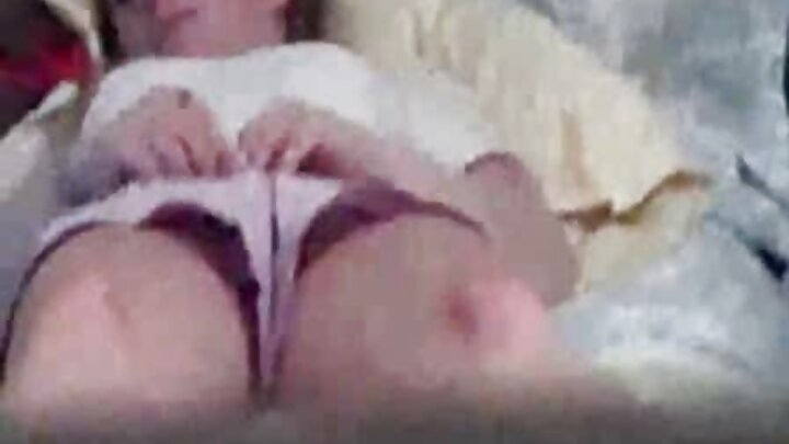 Pornografia amadora onde uma garota magra transa com seu chefe.