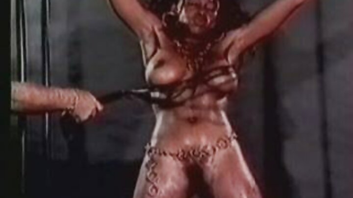 Vídeo pornô com um amante careca e uma mulata