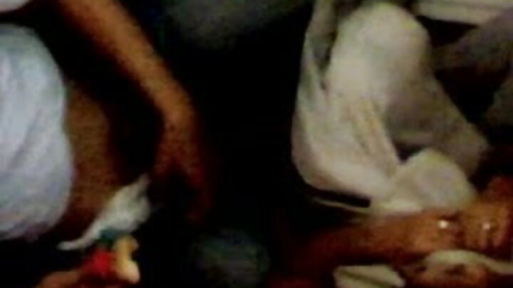 Um homem negro transa com força com a vagina molhada de uma mulher gorda