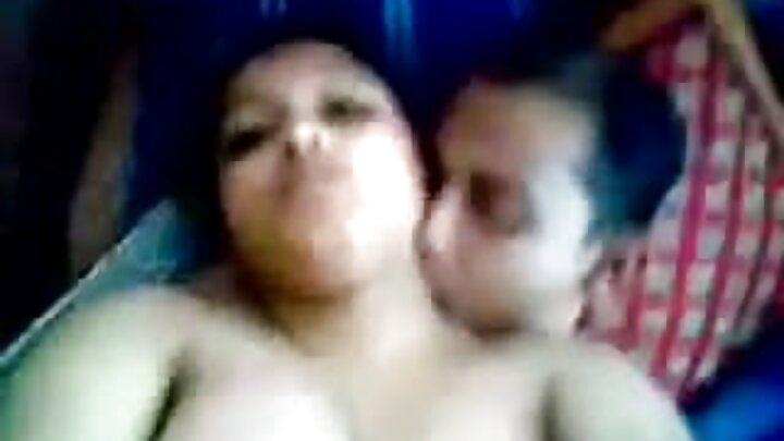 Um jovem transa habilmente com uma mulher negra gostosa