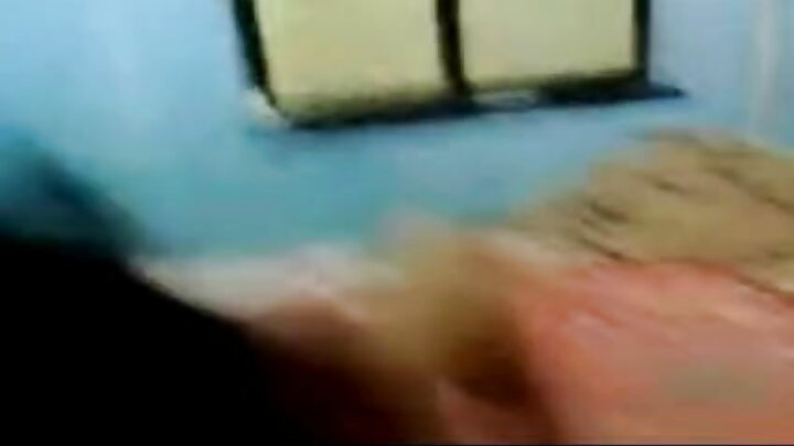 Um jovem transa com a mãe gostosa do amigo