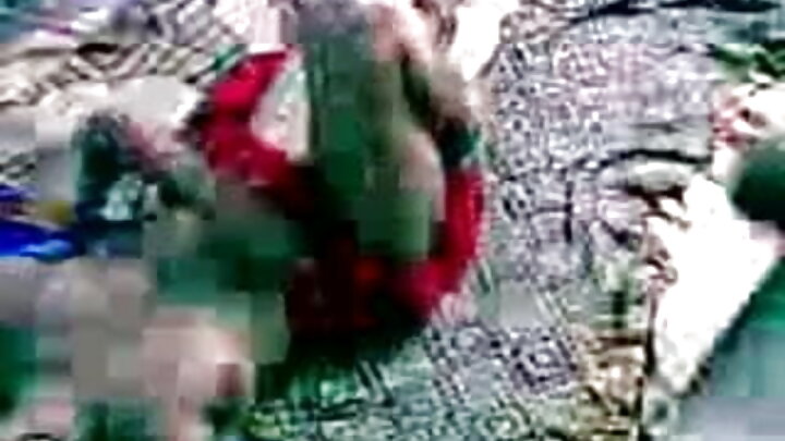 Pornô lésbico com MILFs se dando prazer