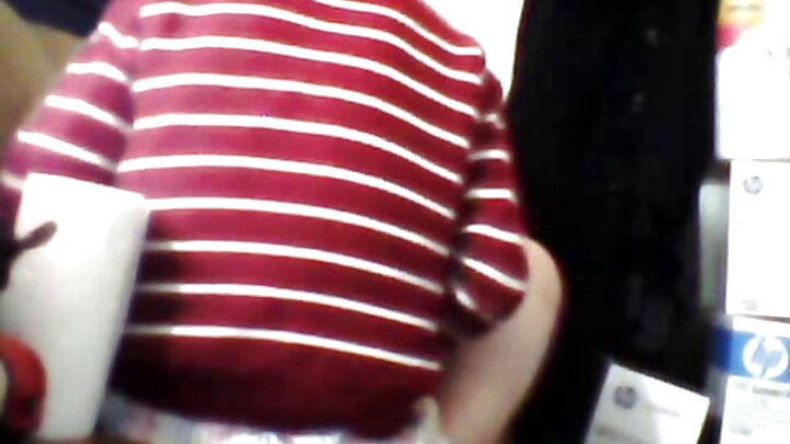 Pornô onde uma vadia foi transar com seu meio-irmão no quarto dela