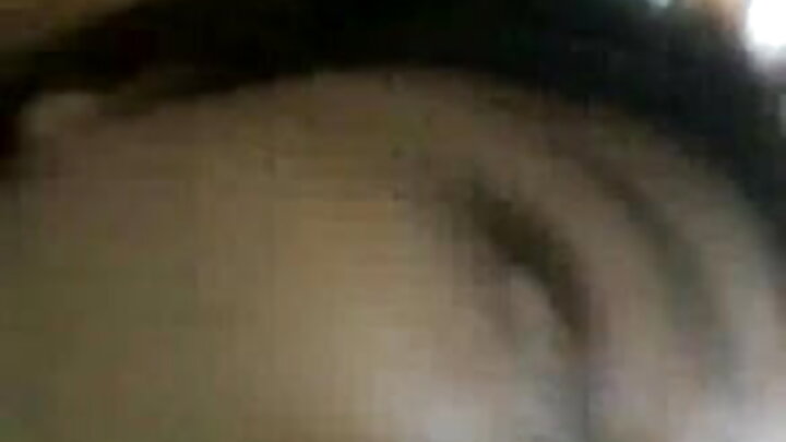 Um cara fode habilmente duas irmãs depois de usar uma máquina de sexo.
