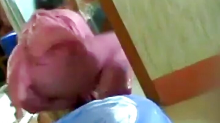 Um maníaco fodeu uma garota à força com a buceta peluda