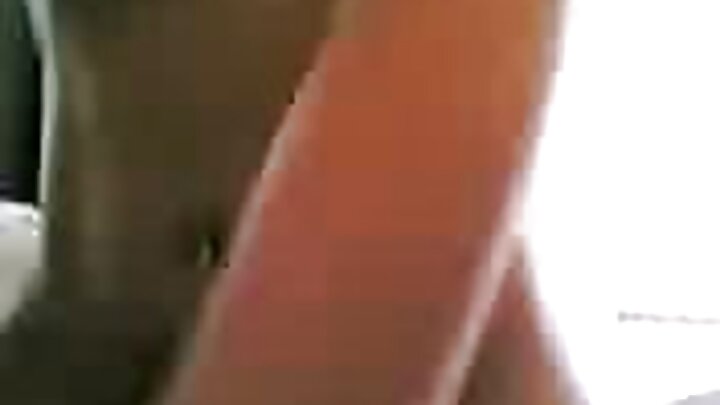 Sexo apaixonado entre uma morena tatuada e seu namorado