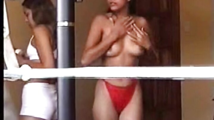 A morena Lola Rose transa habilmente com um cara curvilíneo
