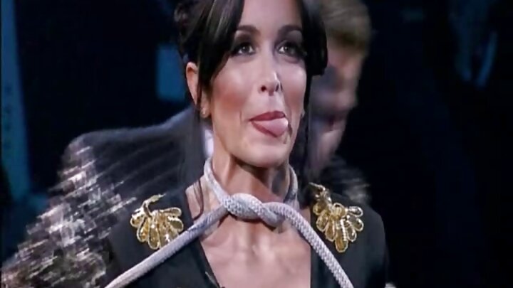 Summer Jones é fodida no cu por um cara bigodudo