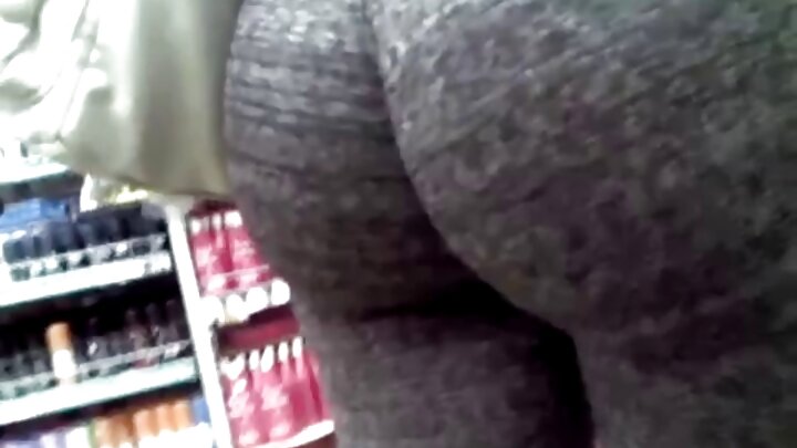 Um cara enche o cu de uma garota com esperma grosso