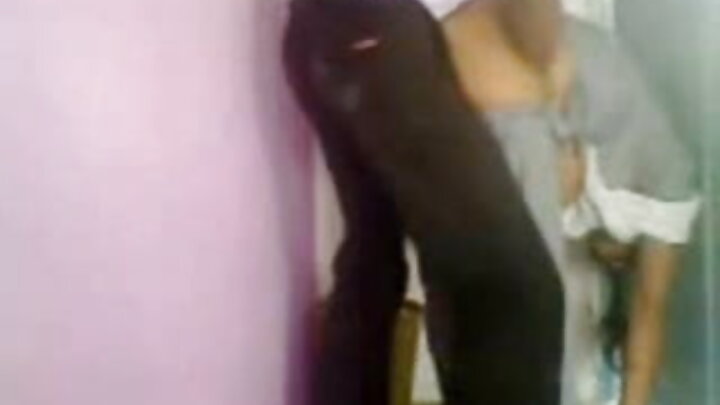 Dois velhos adultos seduzem uma jovem para fazer sexo