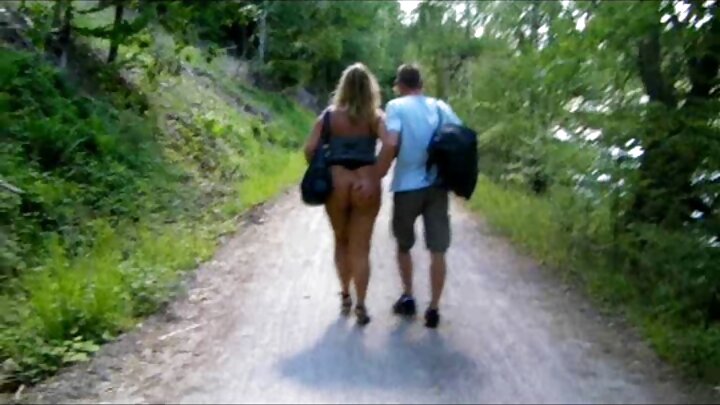A MILF Nikki Benz fode o jovem amigo de seu filho