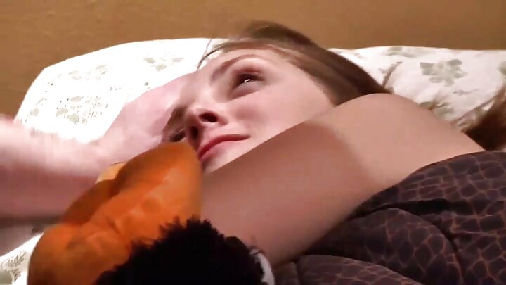 Um cara transa com uma linda loira em várias posições