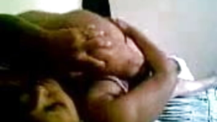 Pornô russo onde um garanhão transa com uma jovem morena na buceta