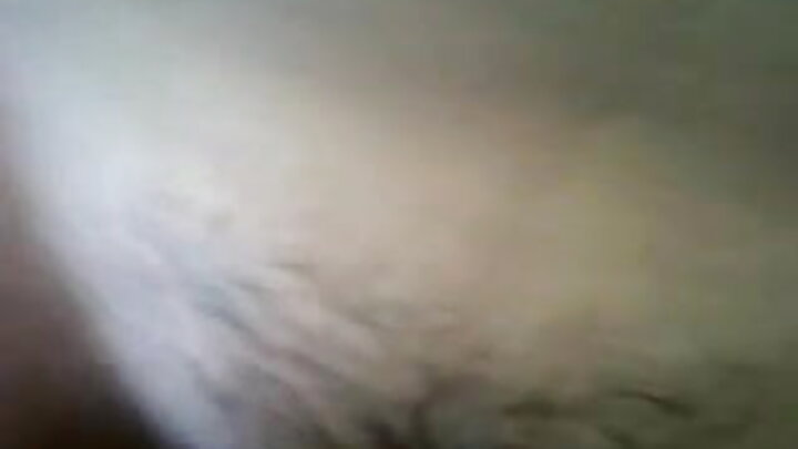 Uma Garota russa de webcam se masturba e chupa o pau do seu meio-irmão