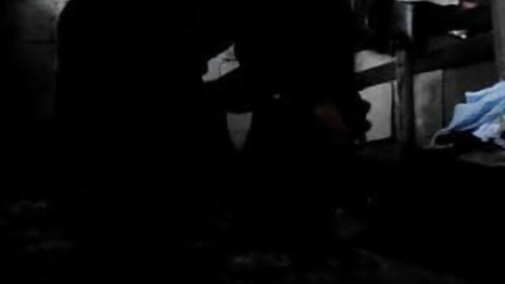 Um cara transou com uma garota perto de um banheiro público