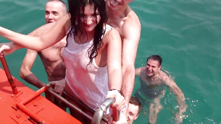 Pornô onde um cara transa com sua meia-irmã no banheiro