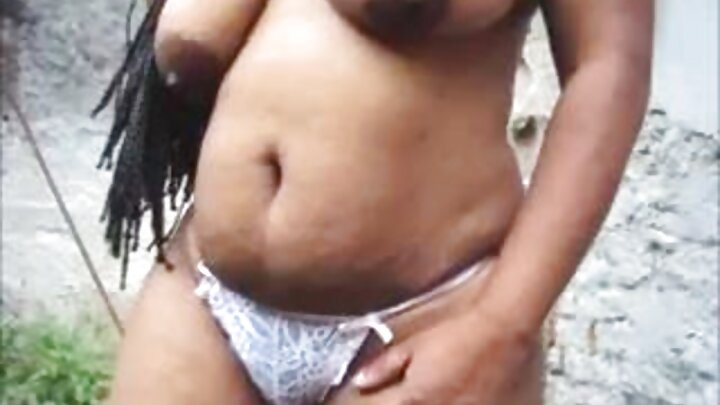 Uma jovem loira transa com um cara vagina