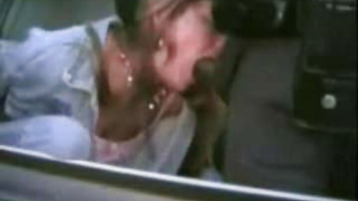 Pornô em close-up onde um cara fode uma russa no cu