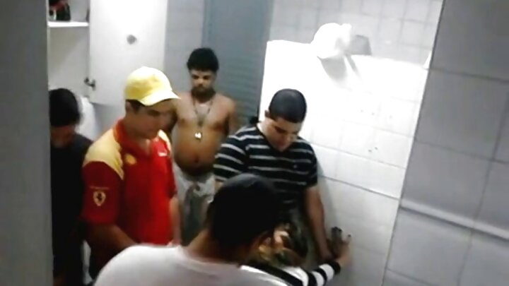 Duas gostosas levam um homem experiente ao orgasmo