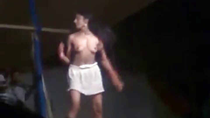 Um amigo enfiou o pau entre as coxas de sua namorada bonita