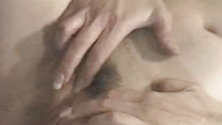 A MILF experiente Kaska Akashova transa com um detetive particular
