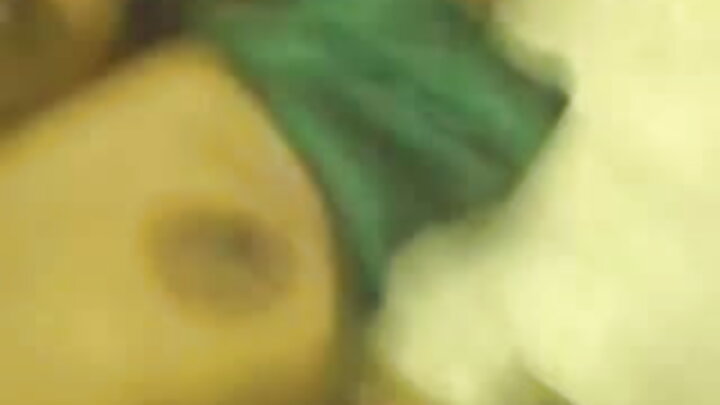 Loira sexy transa com três caras