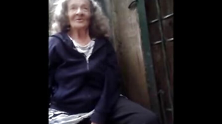 Uma loira se acorrenta e se entrega ao seu amante