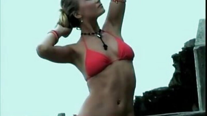 Loira transa com um namorado musculoso