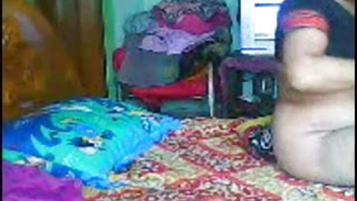 Uma jovem morena experimenta sexo pela primeira vez em um ménage à trois