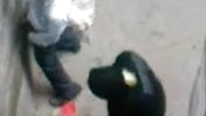 Uma russa chupa o pau duro de um cara