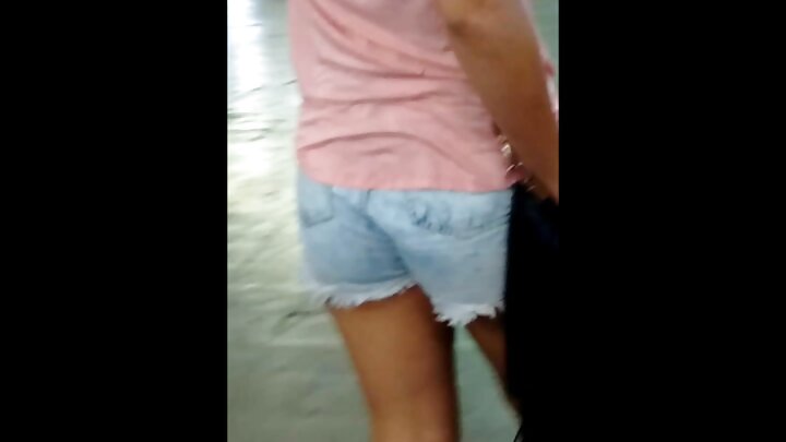 Um entregador transa com uma jovem russa no corredor