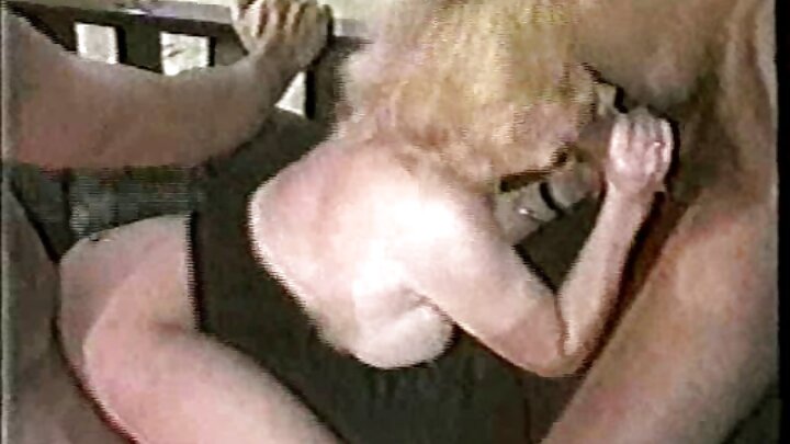 Pornô russo a três onde dois caras fodem uma garota magra