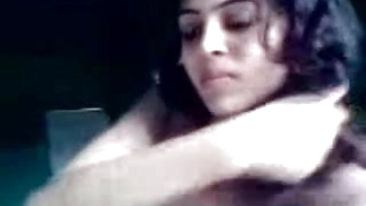 Duas garotas casuais fazem sexo com um cara no banheiro