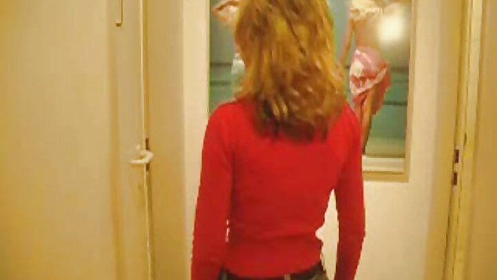 Sexo lindo entre uma loira e um homem negro com um pau grande