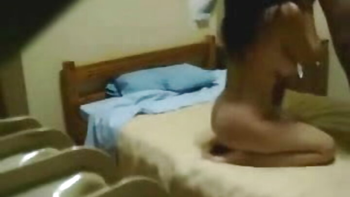 Uma jovem morena chupa diligentemente um pau negro