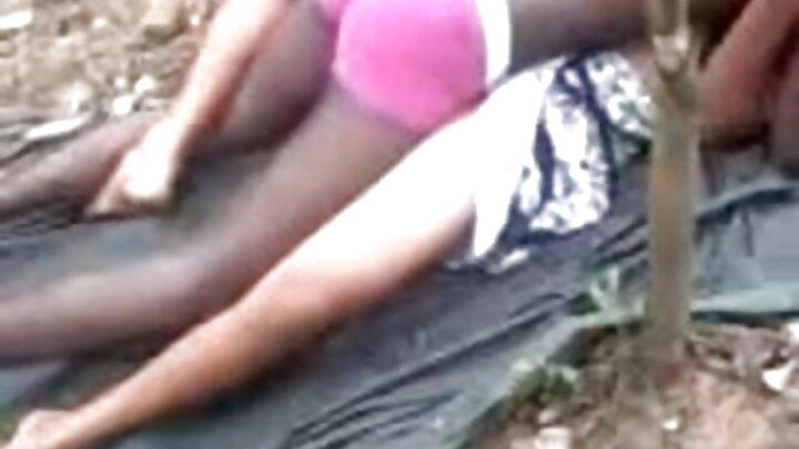 Uma beldade faz sexo intenso com um amigo