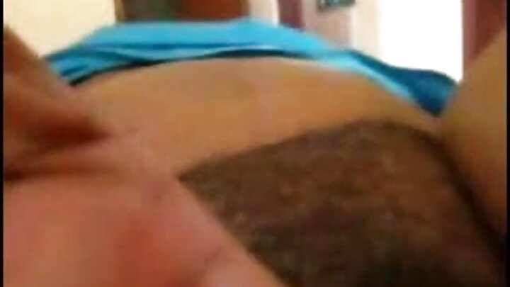 Um jovem transa habilmente com uma beldade de cabelos cacheados na cozinha