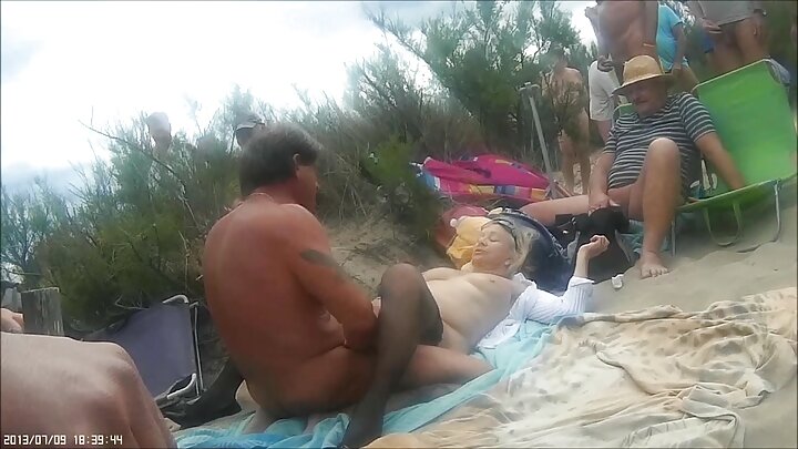 Um homem transa com uma mulher gorda e enorme usando brinquedos sexuais