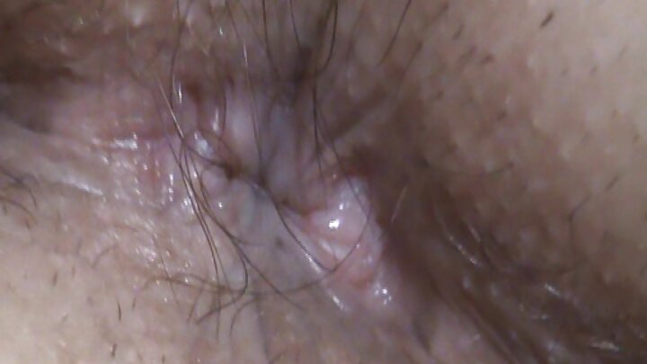 Um cara filma sexo caseiro com sua namorada