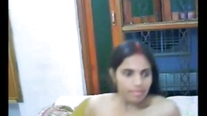 Uma loira se diverte muito com um cara.