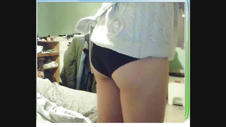 Homens esticam uma morena sexy em dois pênis