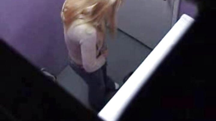 A russa Margo Von Tesse transa com três caras
