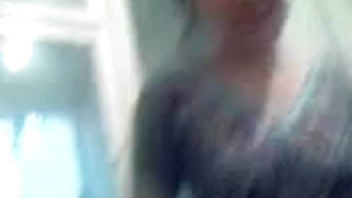 Uma jovem vadia fode diferentes caras em um iate