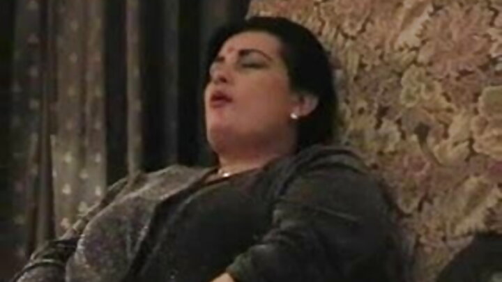 Uma russa transa com um cara por um desconto