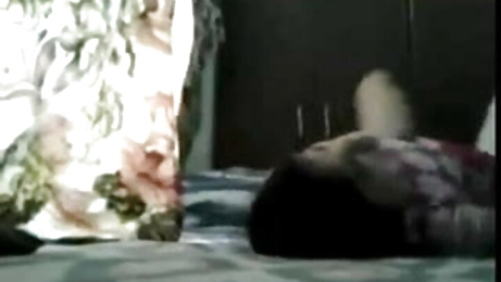 Um cara rápido fode a vagina de uma mulher madura