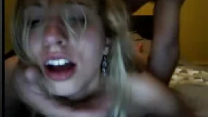 A loira Beverly Hillson transa com um homem negro grande