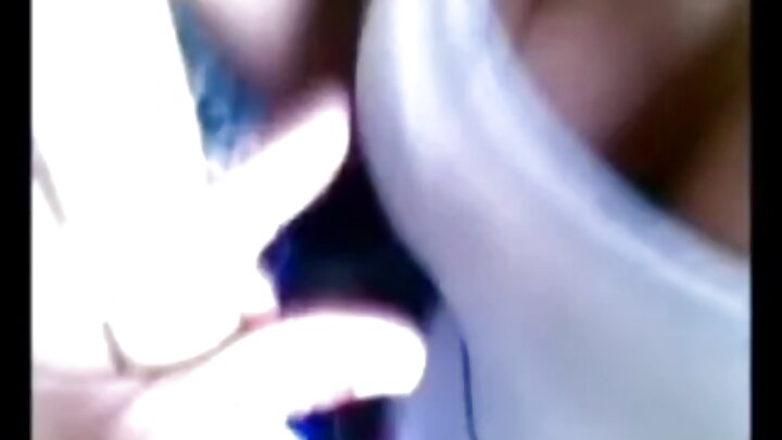 Loira Ema Carter fode dois caras ao mesmo tempo