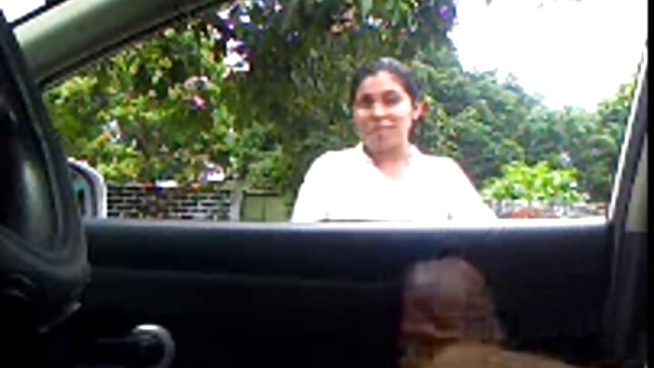 Uma loira monta no pau grande de um cara negro
