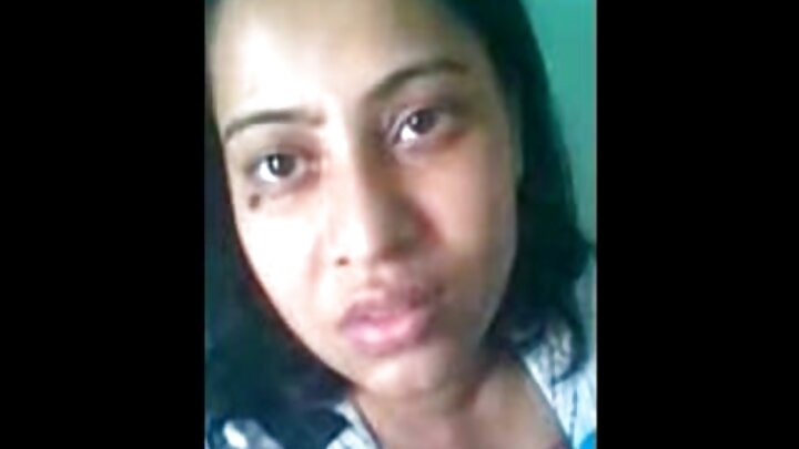 Garota russa é transada na vagina por um cara no carro dele